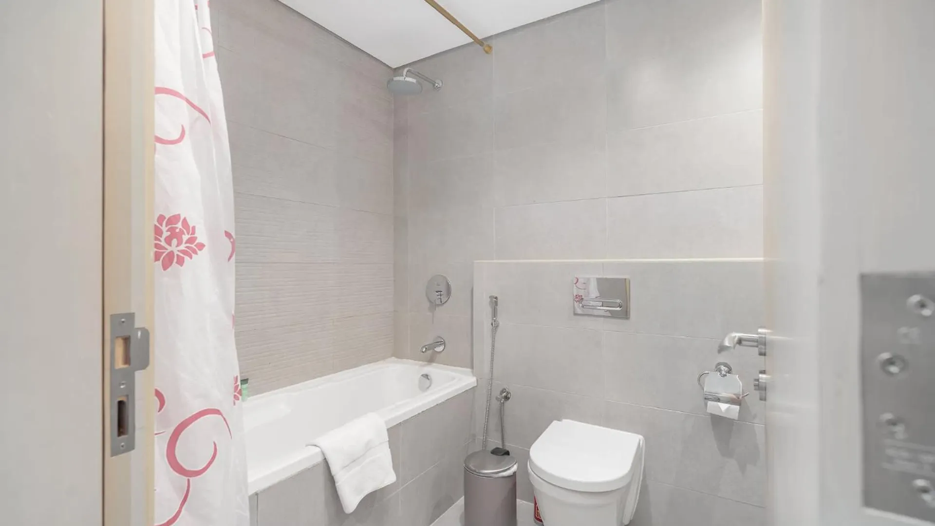 Apartment Heart-Captivating Studio In Shamal Waves 2 Dubai