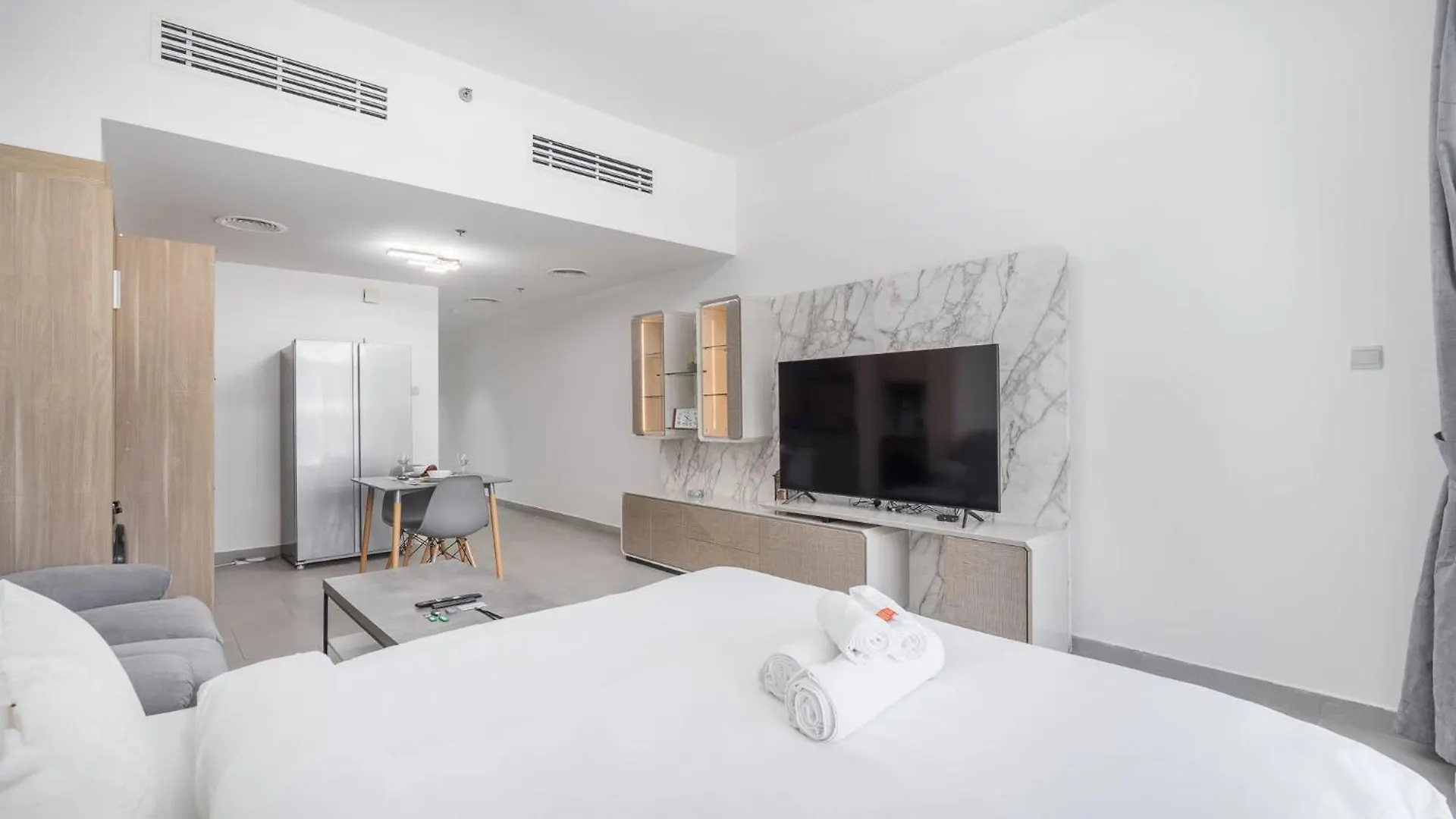 Heart-Captivating Studio In Shamal Waves 2 Dubai Apartment