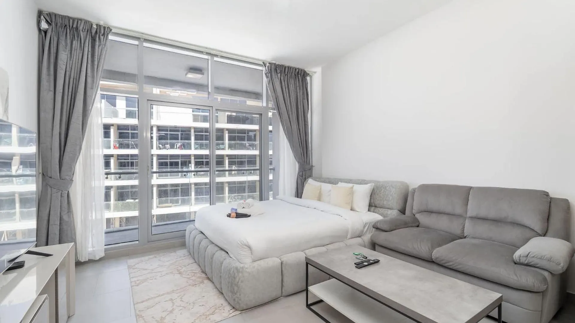 Apartment Heart-Captivating Studio In Shamal Waves 2 Dubai